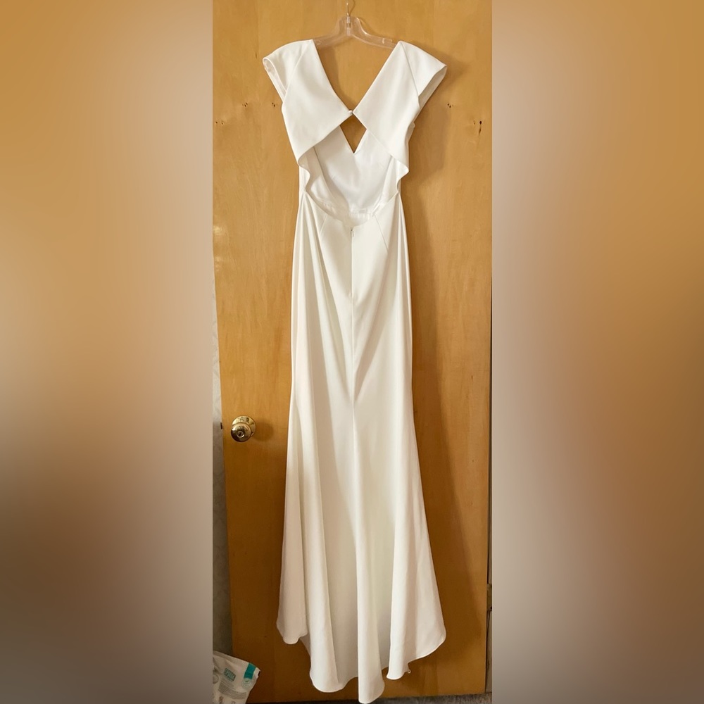 Beautiful classic Badgley Mischka bridal gown in white - Picture 2 of 5
